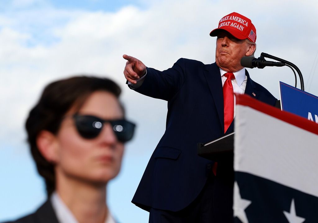 Mantan Presiden Amerika Serikat Donald Trump menghadiri kampanye di Florida pada 6 November 2022. Dalam pemilu paruh waktu (<i>midterm</i>) pada Selasa (8/11/2022), sebagian calon yang disokong Trump kalah.
