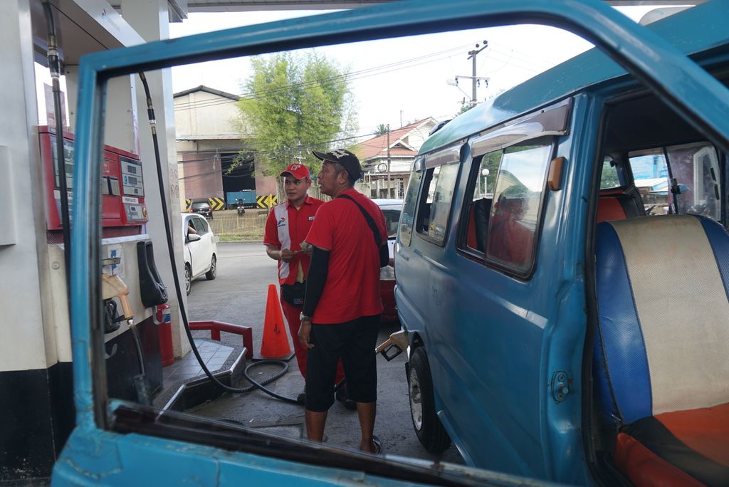 Seorang pengemudi angkutan kota mengisi tangki mobilnya dengan pertalite pada hari pertama uji coba pendaftaran pengguna pertalite dan biosolar, Jumat (1/7/2022), di SPBU Politeknik, Kairagi, Manado, Sulawesi Utara.