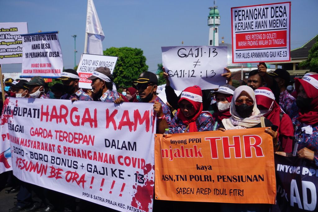 Para kepala desa dan perangkat desa se-Kabupaten Banyumas menggelar aksi damai menuntut THR serta kesejahteraan di Alun-alun Purwokerto, Banyumas, Jawa Tengah, Senin (11/7/2022).
