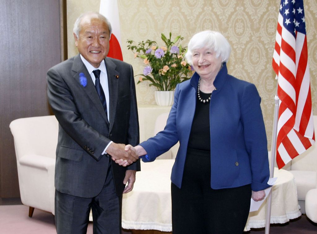 Menteri Keuangan Amerika Serikat Janet Yellen (kanan) bertemu dengan Menkeu Jepang Suzuki Shunichi (kiri), Selasa (12/7/2022). Pemerintah Jepang sepakat dengan rencana AS untuk membatasi harga dan jumlah minyak Rusia di pasar internasional. 