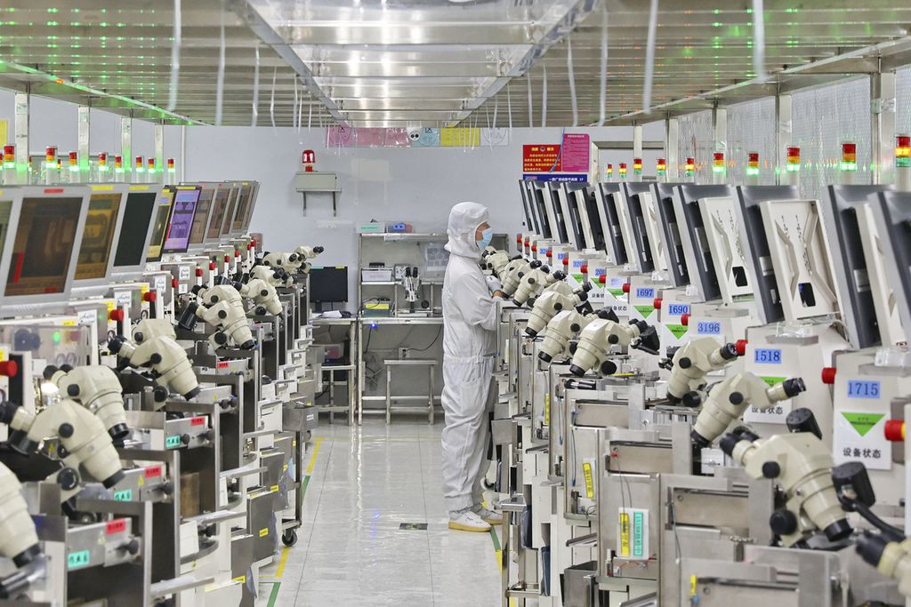Seorang pria bekerja di sebuah pabrik cip terpadu di Nantong, Provinsi Jiangsu, China timur, 16 September 2022. 