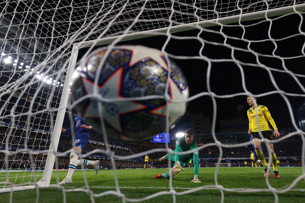 Kiper Borussia Dortmund, Alexander Meyer (tengah), gagal menyelamatkan gawangnya saat menghadapi Chelsea pada laga <i>leg </i>kedua babak 16 besar di Stadion Stamford Bridge, London, Inggris, Rabu (8/3/2023) dini hari WIB. Chelsea menang 2-0 (agregat 2-1) dan lolos ke perempat final. 