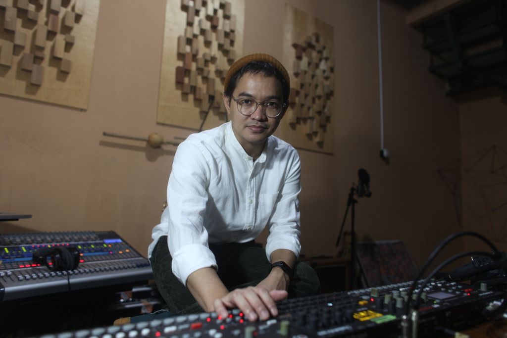 Musisi dan produser Tesla Manaf alias Kuntari di studio musiknya di Awiligar, Kota Bandung.