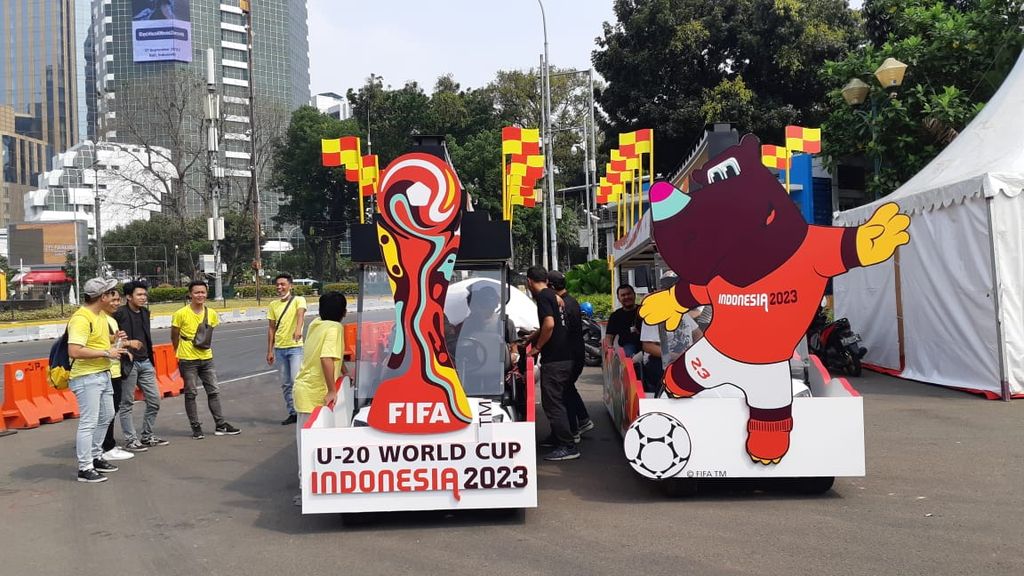 Maskot resmi Piala Dunia U-20, Bacuya, diperkenalkan di kawasan Bundaran Hotel Indonesia dan Monumen Nasional, Jakarta, Minggu (18/9/2022). 