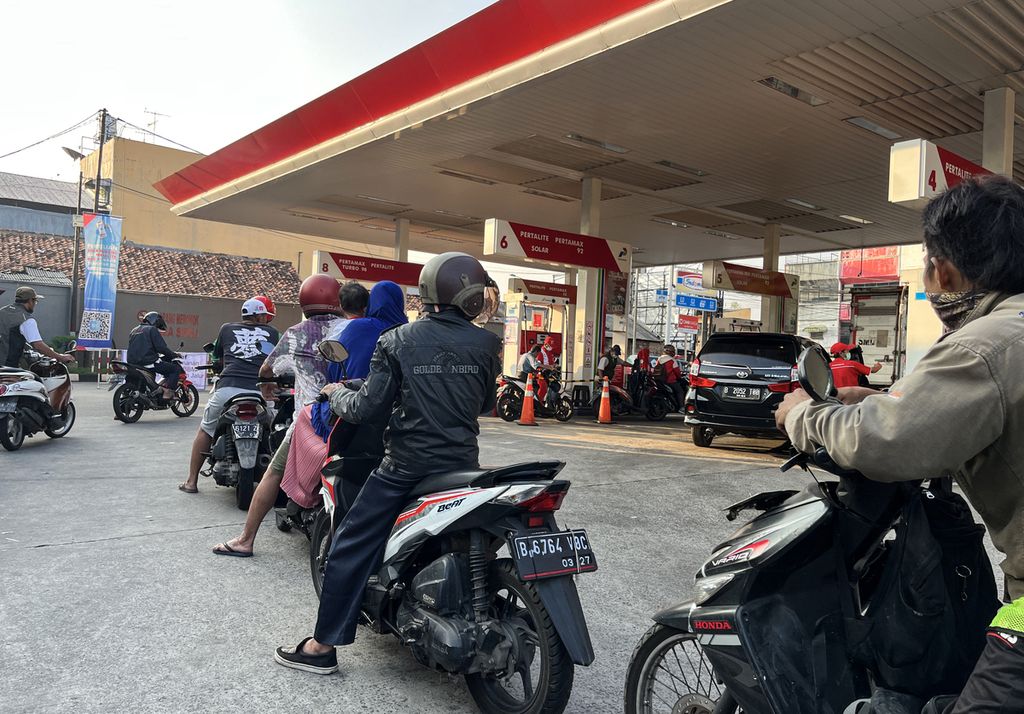 Motorcycle queues to fill Pertalite type fuel oil at a gas station in the Larangan area, Tangerang City, Banten, Friday (12/8/2022).
