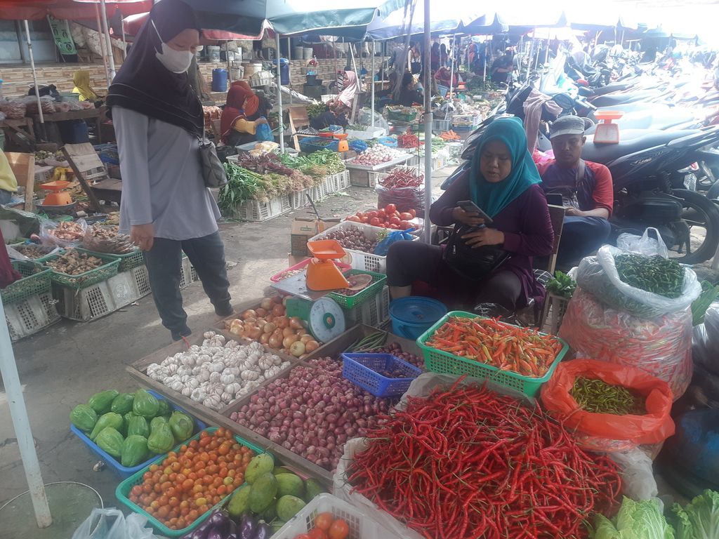 Gambaran transaksi di Pasar KM 5 Palembang, Sumatera Selatan, Rabu (13/7/2022). Harga komoditas di Palembang berangsur turun dibandingkan dengan sebelum Idul Adha. Pedagang pun mengalami penurunan omzet lantaran berkurangnya daya beli masyarakat.