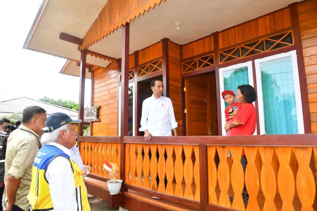Presiden Joko Widodo saat berada di kawasan wisata Bunaken pada Jumat (20/1/2023).