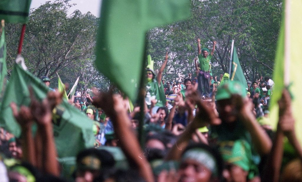 Ribuan massa pendukung PPP berkonvoi dalam Kampanye Pemilu 1997 di Jakarta (18/05/1997).