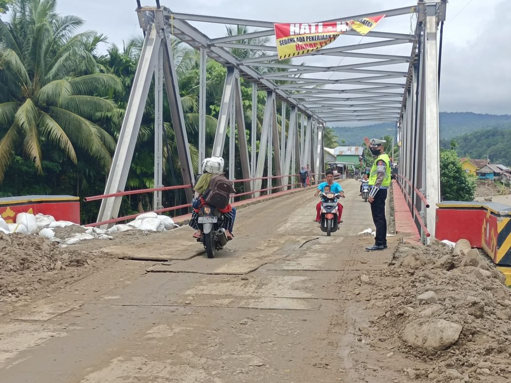 Jembatan Laay yang ambles akibat banjir sudah bisa dilalui oleh kendaraan pada Senin (14/11/2022). Jembatan itu menjadi akses transportasi utama dari Lampung menuju Bengkulu atau sebaliknya di Kabupaten Pesisir Barat.