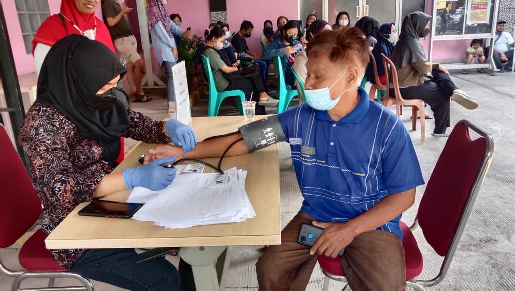 Seorang pria  melakukan pemeriksaan sebelum vaksinasi di Puskesmas Kranji, Kota Bekasi, pada Senin (14/11/2022). Puskesmas ini sudah kembali membuka pelayanan vaksinasi yang sempat ditutup karena kekosongan stok.