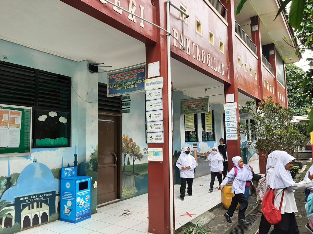 Anak-anak saat jam pulang sekolah di SDN Paninggilan 1, Kecamatan Ciledug, Kota Tangerang, Banten, Jumat (2/12/2022).