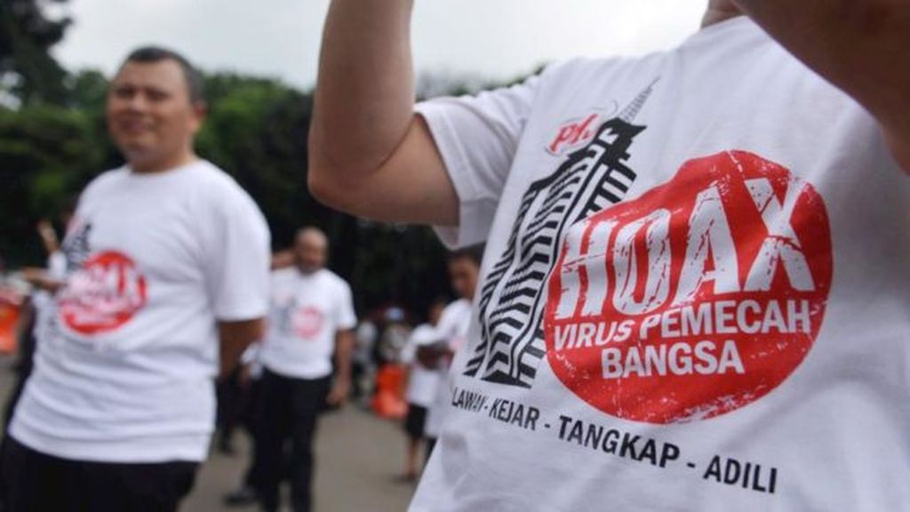 Kaos sebagai sarana kampanye antihoaks atau berita bohong dikenakan jajaran pejabat Polda Metro Jaya saat mendeklarasikan gerakan antihoaks di Markas Polda Metro Jaya, Jakarta, beberapa waktu lalu (12/03/2018).