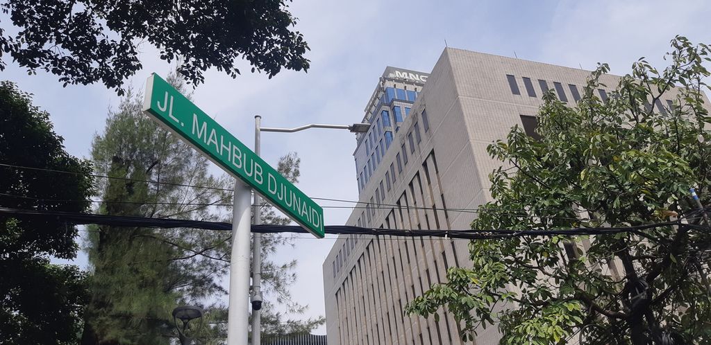 Papan nama Jalan Mahbub Djunaidi yang baru menggantikan nama Jalan Srikaya di Menteng, Jakarta Pusat, Kamis (23/6/2022).