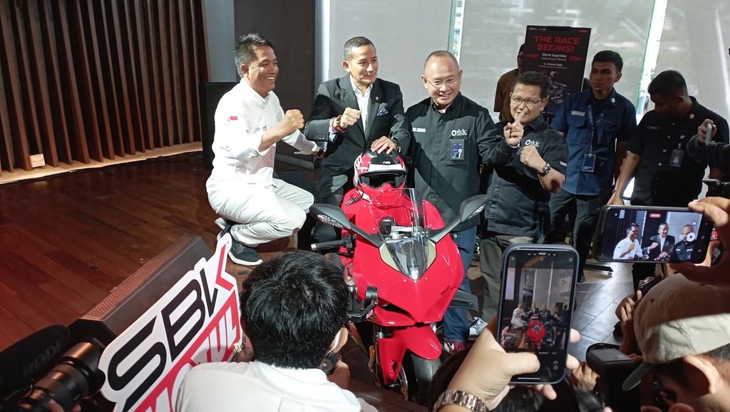 Menteri Pariwisata dan Ekonomi Kreatif Sandiaga Uno (kedua kiri) berpose saat peluncuran Kejuaraan Dunia Superbike seri Indonesia 2023 di Jakarta, Kamis (12/1/2023). Balapan itu akan bergulir pada 3-5 Maret di Sirkuit Internasional Jalan Raya Pertamina Mandalika, Nusa Tenggara Barat.