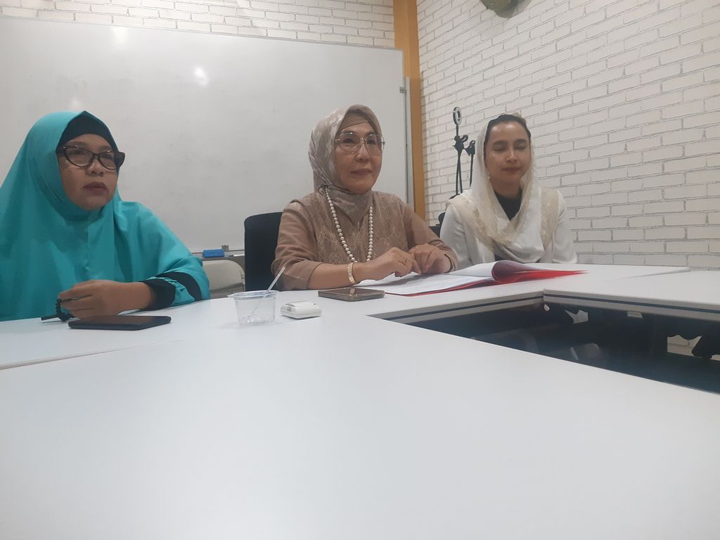 Kuasa hukum keluarga AM, Titis Rachmawati (tengah), memberikan keterangan di Palembang, Sumatera Selatan, Selasa (6/9/2022).