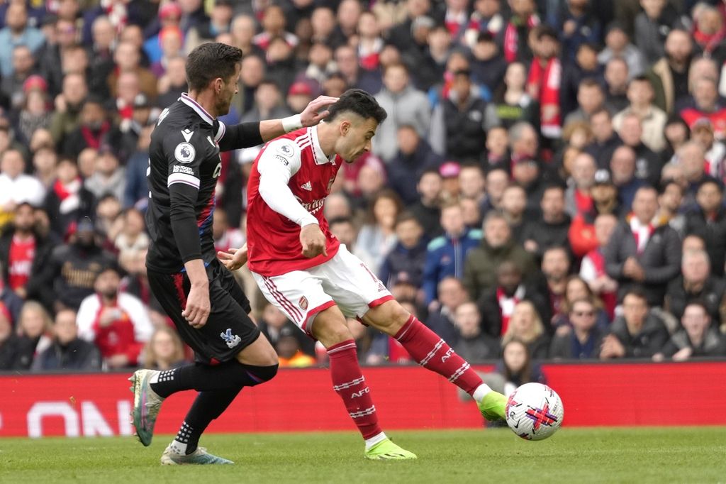 Pemain Arsenal Gabriel Martinelli (kanan) melepas tendangan untuk mencetak gol ke gawang Crystal Palace pada laga Liga Ingris di Stadion Emirates, London, Minggu (19/3/2023) WIB. Pada laga itu, Arsenal menang dengan skor 4-1. 
