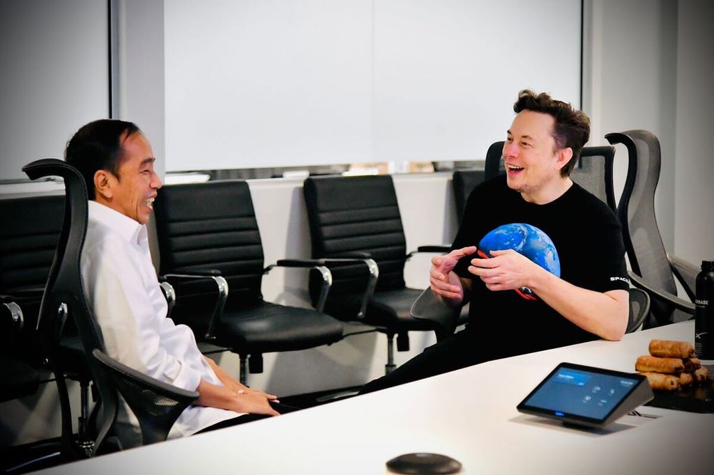 Presiden Joko Widodo berdiskusi dengan pendiri SpaceX, Elon Musk, di Gedung Stargate SpaceX, Boca Chica, Amerika Serikat, Sabtu (14/5/2022) waktu setempat. Presiden bertemu Elon Musk seiring kunjungan kerjanya di AS. 