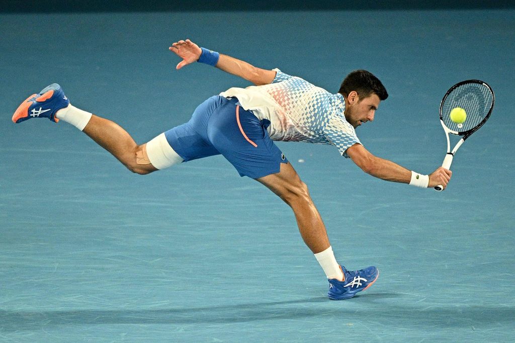 Aksi petenis Serbia Novak Djokovic saat pertandingan babak keempat Australia Terbuka melawan petenis Australia Alex de Minaur, Senin (23/1/2023). Djokovic menang 6-2, 6-1, 6-2. 