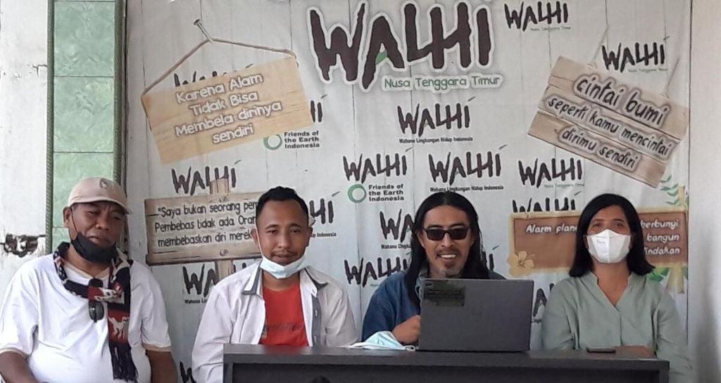Direktur Wahana Lingkungan Hidup Indonesia (Walhi) Nusa Tenggara Timur Umbu Wulang Tanaamah Paringgi (kacamata kedua dari kanan) bersama staf Walhi NTT dalam pertemuan daerah tentang lingkungan hidup Walhi NTT XVIII, 23-24 September 2021.