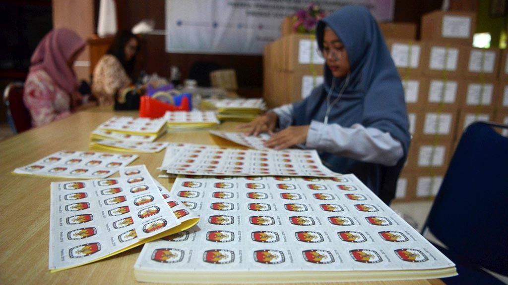 Ilustrasi kegiatan mahasiswa. Mahasiswa yang sedang menjalani masa magang membantu menyiapkan segel sampul surat suara untuk pemilu di Kantor Komisi Pemilihan Umum Kota Solo, Kecamatan Banjarsari, Solo, Jawa Tengah, Kamis (14/2/2019). 