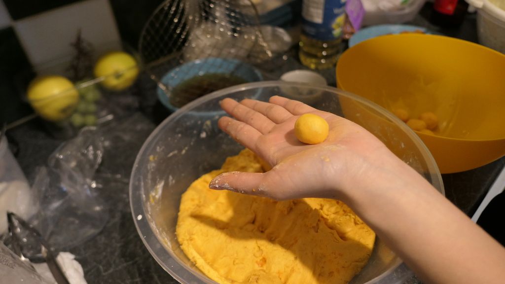 Myrea A Chalil, mahasiswa S-2 University of Glasgow, menunjukkan bulatan ubi yang akan diolah menjadi bubur candil dan dihidangkan saat buka puasa bersama di tempat tinggalnya di Glasgow, Skotlandia, Sabtu (18/3/2022).