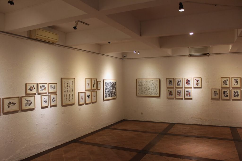 Puluhan karya kolase ditampilkan dalam pameran seni kolase “Cutting Cyclus” di Auditorium Cemara 6 Galeri di Museum Toeti Heraty, Jakarta, Sabtu (14/1/2023).