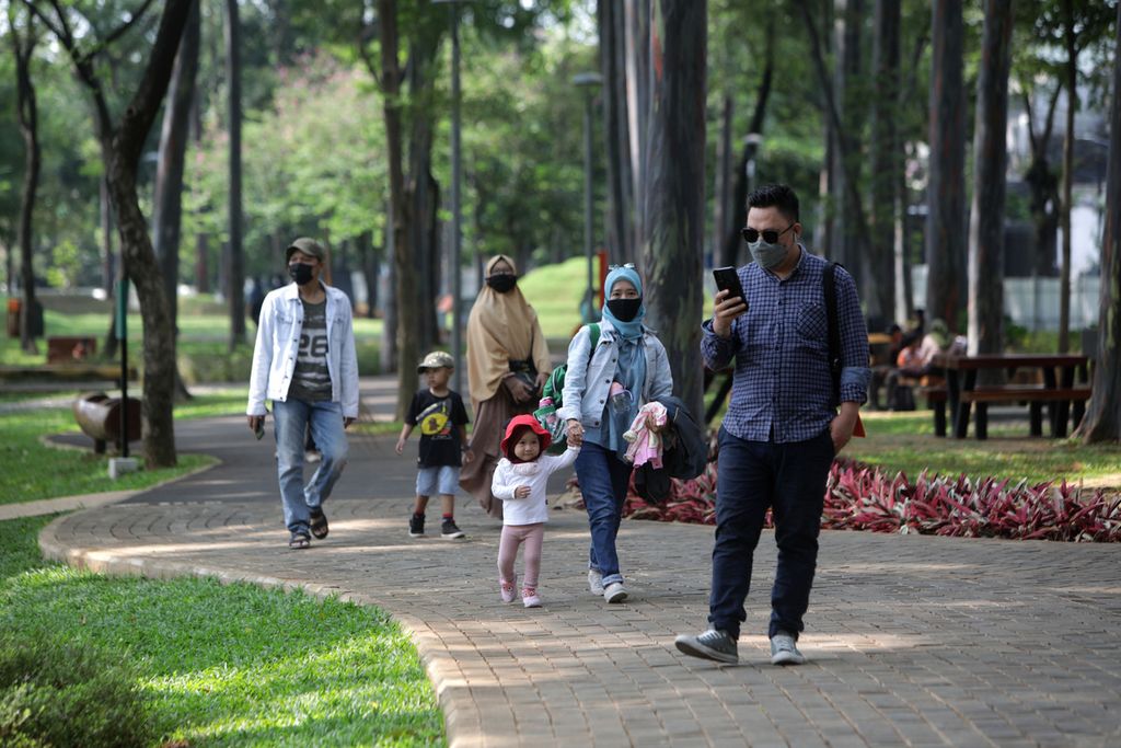Pengunjung berjalan di Tebet Eco Park, Jakarta, Senin (15/8/2022). Setelah ditutup dua bulan untuk perbaikan sarana dan prasana, taman yang cukup luas ini kembali dibuka untuk umum. Setiap warga yang akan berkunjung diwajibkan mendaftarkan diri melalui aplikasi JAKI atau Jakarta Kini.