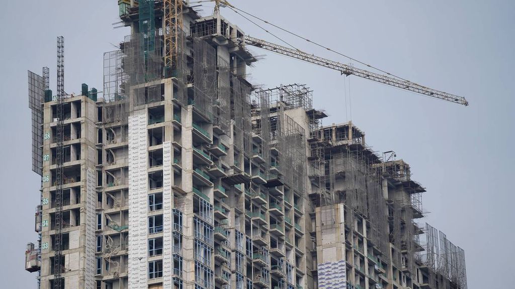 The construction of high-rise buildings has resumed in the Cempaka Putih area, Central Jakarta, Sunday (28/6/2020) after the Covid-19 pandemic subsided.