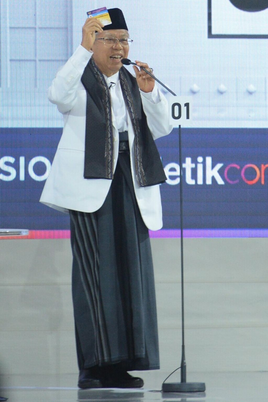Calon wakil presiden (cawapres) nomor urut 01 Ma'ruf Amin saat tampil dalam Debat Cawapres pada Pilpres 2019 yang digelar oleh Komisi Pemilihan Umum (KPU) di Hotel Sultan, Jakarta, Minggu (17/3/2019) malam.