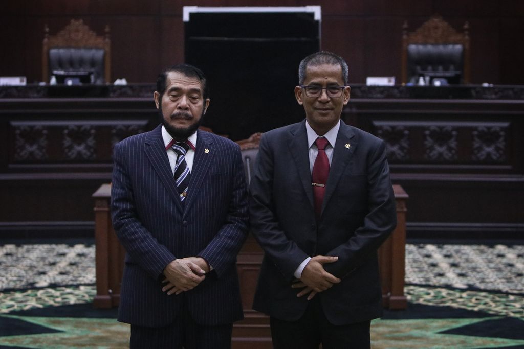 Elected Chief Justice of the Constitutional Court Anwar Usman (left) and Deputy Chief Justice of the Constitutional Court elected Saldi Isra (right) pose for a group photo after the plenary meeting for the election of the chairman and deputy chairman of the Constitutional Court for the 2023-2028 period at the Constitutional Court Building, Jakarta, Wednesday (15/3/2023 ).