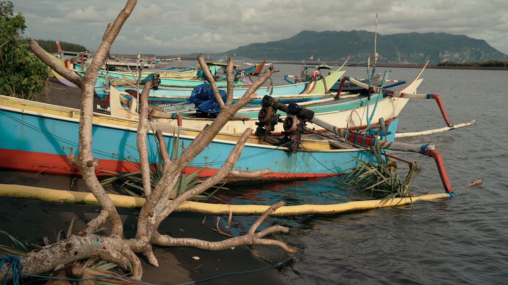 Perahu nelayan ditambatkan di Pantai Pancer Puger di Puger Kulon, Kabupaten Jember, Jawa Timur, Sabtu (11/12/2021). Matek Perairan Pesisir Jawa Timur mengakomodasi usulan salah satu perusahaan swasta untuk membuang limbah bahan berbahaya dan beracun (B3) ke Samudra Hindia yang masuk kawasan budaya maritim.