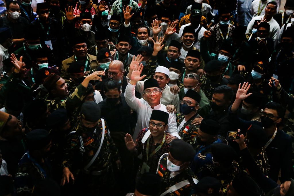 Ketua Tanfidziyah (Ketua Umum) Pengurus Besar Nahdlatul Ulama periode 2021-2026 terpilih KH Yahya Cholil Staquf (tengah) memenangi pemungutan suara dalam Muktamar Ke-42 NU di Universitas Lampung, Bandar Lampung, Lampung, Jumat (24/12/2021) dini hari. 