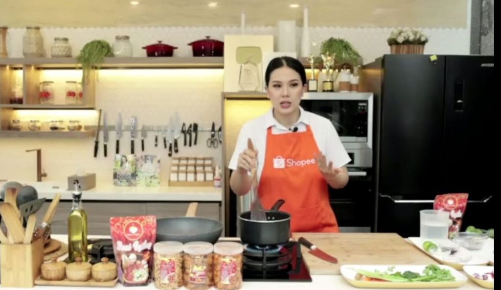 <i>Chef</i> Devina Hermawan saat mengajar membuat tomyam bakso aci Nyakrek di acara yang diadakan Shoope pada Selasa (26/7/2022) di Jakarta secara daring.