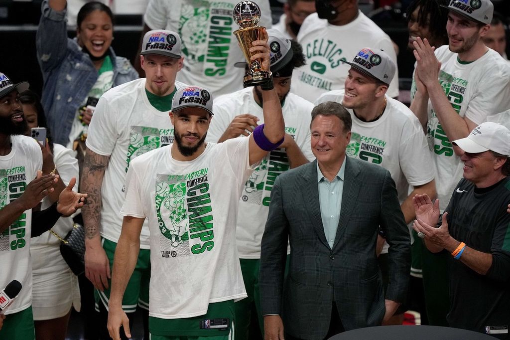 Pemain Boston Celtics, Jayson Tatum (tengah), mengangkat trofi yang diberikan oleh Larry Bird dan merayakan keberhasilan timnya menjuarai Wilayah Timur dan maju ke babak final <i>playoff </i>NBA di FTX Arena, Miami, Florida, Senin (30/5/2022) WIB. Pada laga ketujuh Final Wilayah Timur, Celtics mengalahkan Miami Heat dengan skor 100-96. 