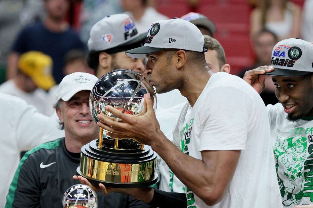 Pemain Boston Celtics, Al Horford, mencium trofi juara Wilayah Timur NBA Bob Cousy setelah mengalahkan Miami Heat pada laga final ketujuh di FTX Arena, Miami, Florida, Senin (30/5/2022) WIB. Celtics mengalahkan Heat dengan skor 100-96. 