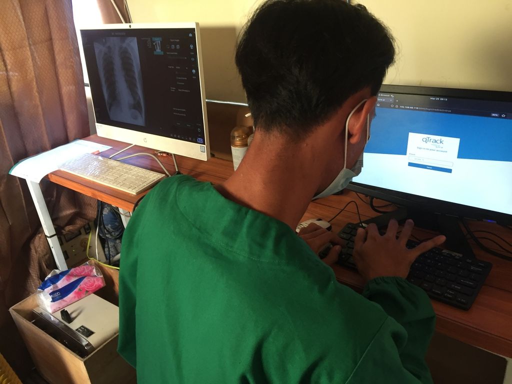 Tenaga kesehatan sedang memasukkan data hasil rontgen warga di mobil <i>x-ray</i> dalam kegiatan penapisan tuberkulosis yang digelar tim Proyek Zero TB, di Balai Desa Giri Purwo, Kabupaten Kulon Progo, Selasa (29/3/2022).