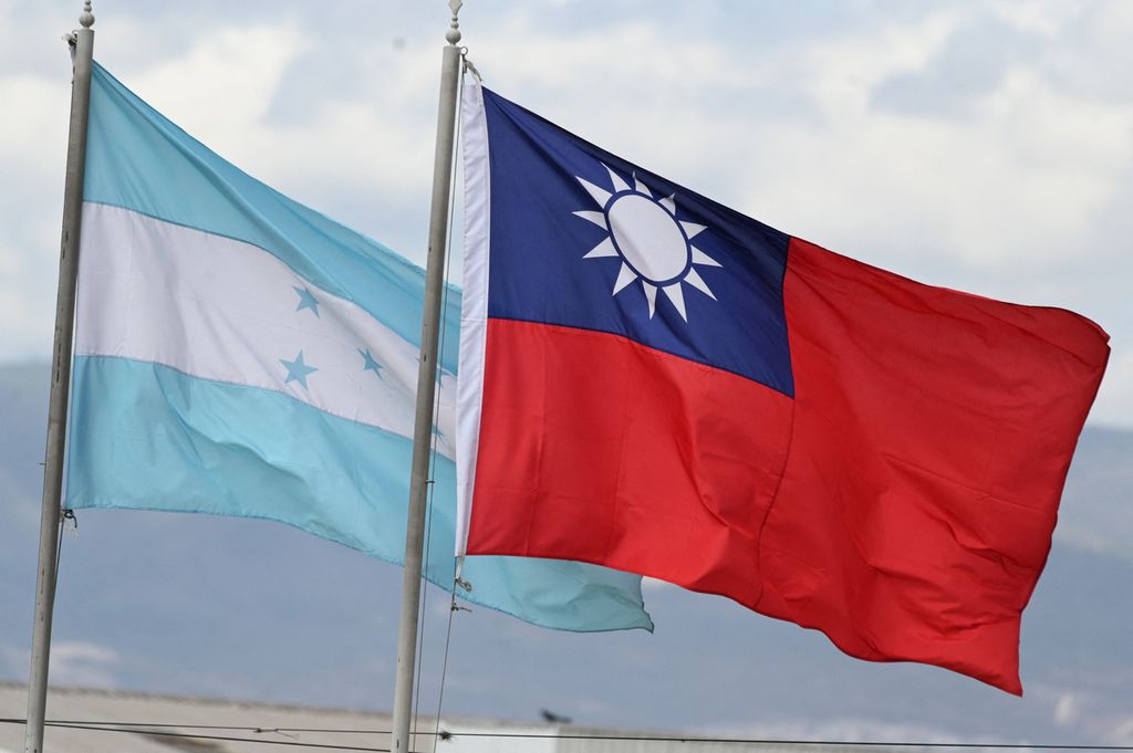 Bendera Honduras dan Taiwan berkibar di sebuah alun-alun di Tegucigalpa, 23 Maret 2023. Honduras mengakhiri hubungan diplomatik dengan Taiwan dan beralih ke China. 