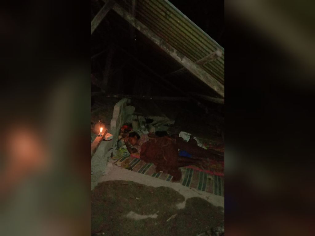 Warga Besipae, Sabtu (22/10/2022) malam, tidur di tenda darurat setelah rumah mereka dirobohkan.