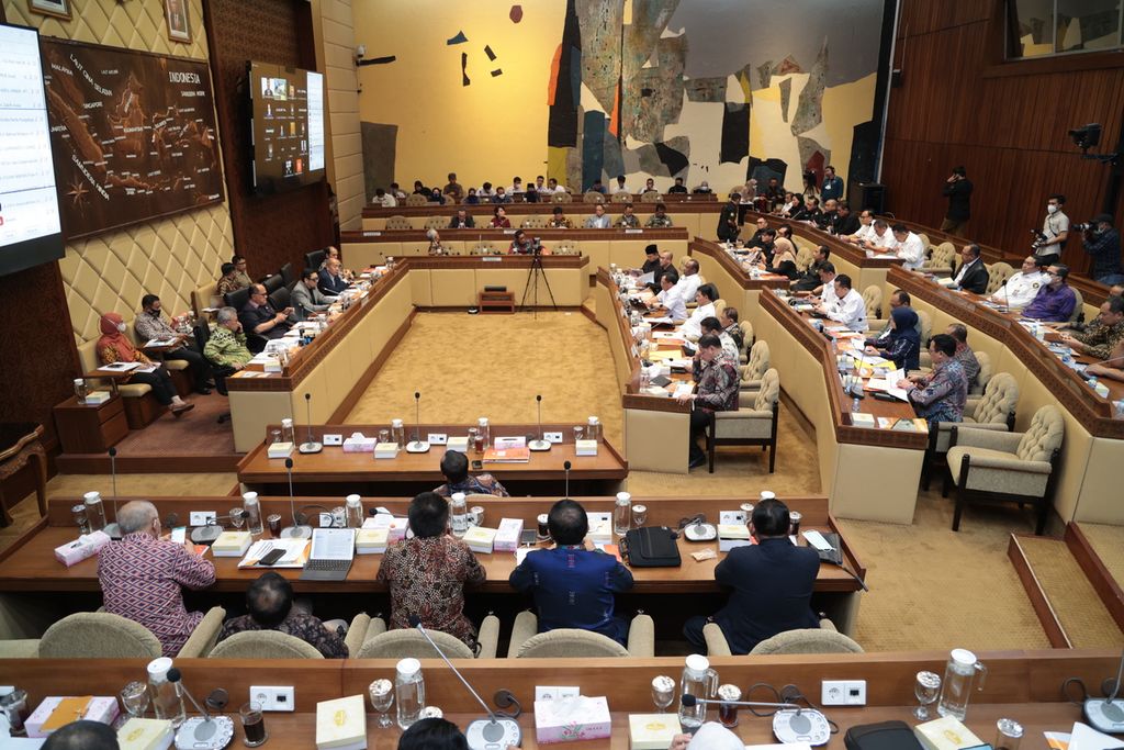 Suasana rapat dengar pendapat Menteri Dalam Negeri, KPU, Bawaslu, dan DKPP dengan Komisi II DPR di Kompleks Parlemen, Senayan, Jakarta, Rabu (11/1/2023). 
