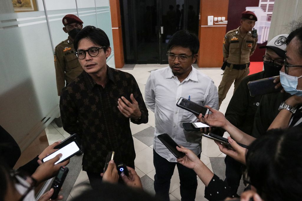 KPU members, August Mellaz (left) and Idham Holik (right), answer journalists' questions at the KPU Office, Jakarta, Wednesday (21/12/2022). KPU will involve experts to follow up on the Constitutional Court's decision regarding Law Number 7 of 2017 concerning Elections.