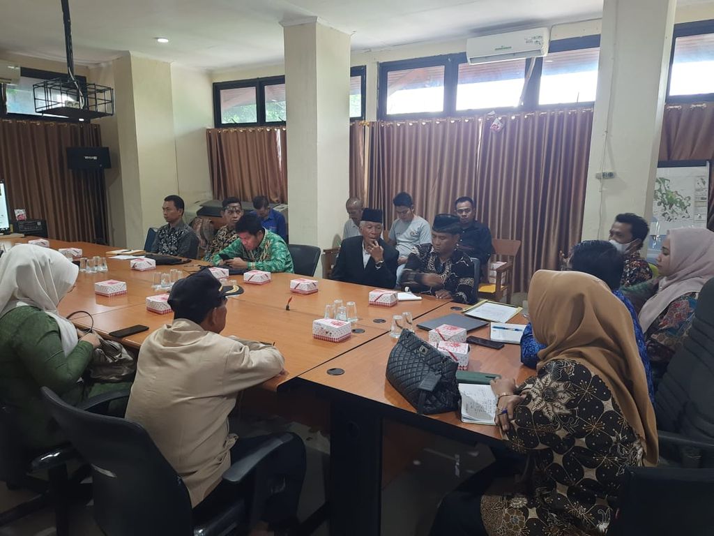 Suasana rapat tindak lanjut pembatalan pembangunan <i>landmark</i> di tebing Geopark Lembah Harau di ruang rapat BKSDA Sumatera Barat di Padang, Kamis (10/11/2022).