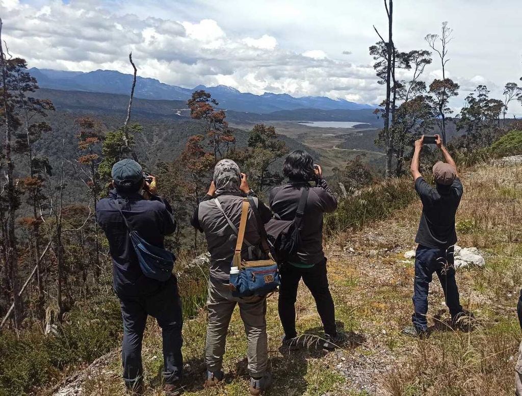 Tim Ekspedisi Tanah Papua memotret Danau Habema di Taman Nasional Lorentz, Kabupaten Jayawijaya, Papua, Jumat (12/11/2021). 