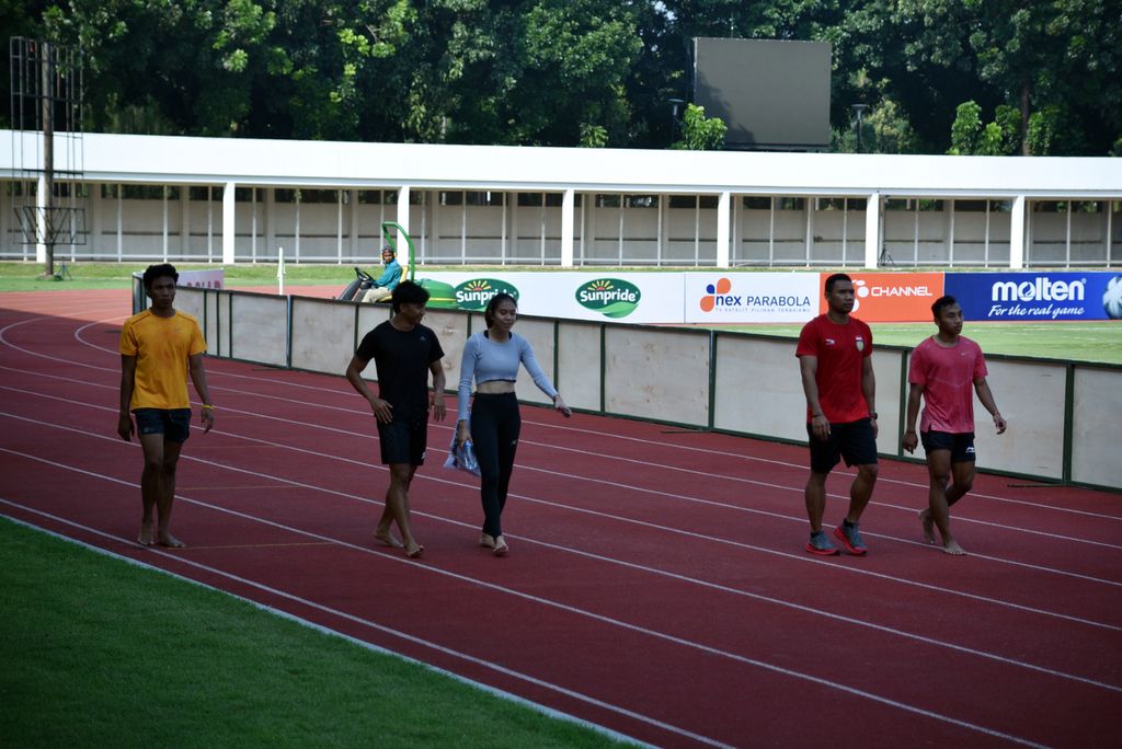 Pelari pelatnas atletik Indonesia, termasuk Lalu Muhammad Zohri (kiri), melakukan pendinginan seusai latihan fisik di ruang kebugaran Stadion Madya Gelora Bung Karno, Senayan, Jakarta, Selasa (5/7/2022). 