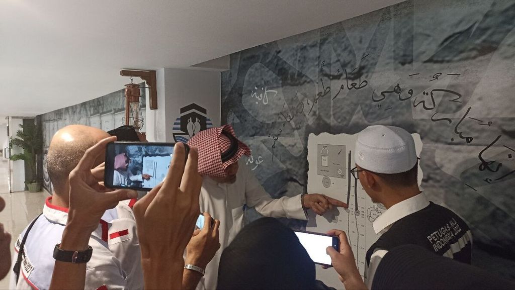 Seorang petugas di pabrik pengemasan air zamzam Syarikah al-Zamazemah di Zaidi, pinggiran Mekkah, Arab Saudi, Rabu (20/7/2022) malam, sedang menjelaskan peta sumur air zamzam di bawah Kabah di Masjidil Haram. Sumur zamzam sedalam sekitar 30 meter di bawah Kabah.