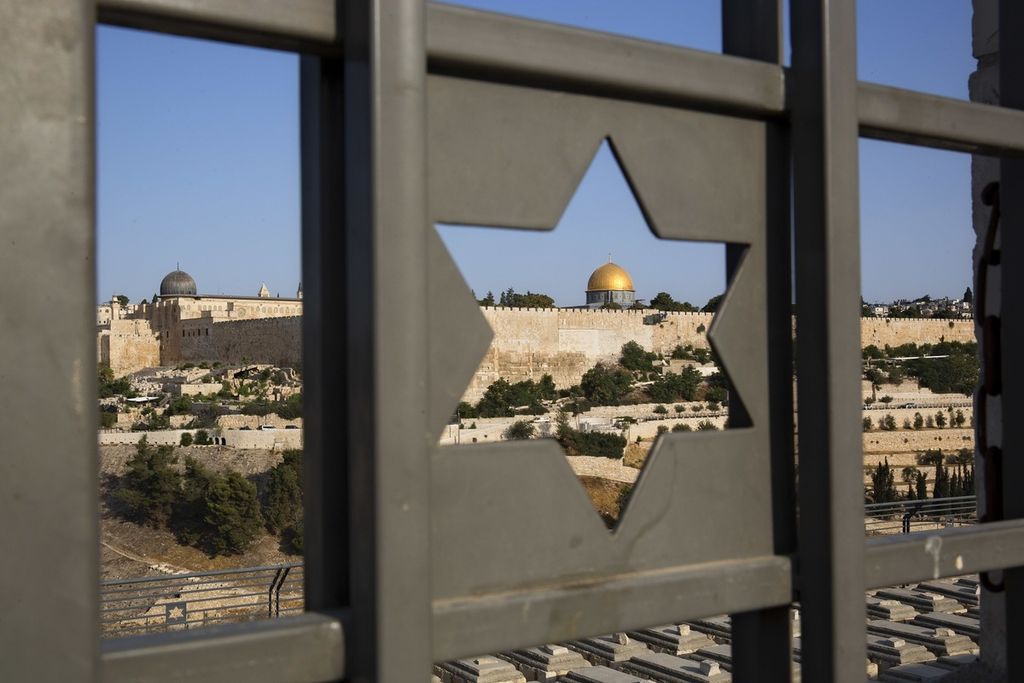 Kawasan Kota Tua Jerusalem dilihat dari sebuah pintu dengan ornamen berbentuk Bintang David, simbol identitas Yahudi, Selasa (25/7/2017).