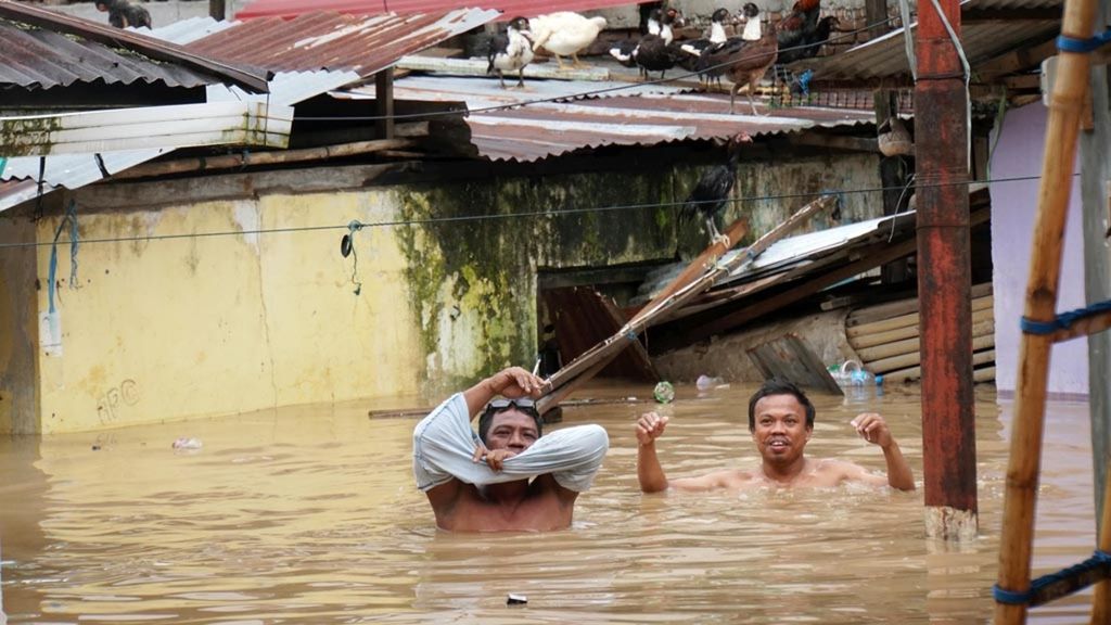Banjir setinggi 1,5 meter hingga 2 meter merendam Lingkungan I Ternate Baru, Singkil, Manado, Sulawesi Utara. Hujan deras yang mengguyur Manado pada Minggu (28/4/2019) sejak tengah malam hingga siang menyebabkan DAS Tondano meluap.