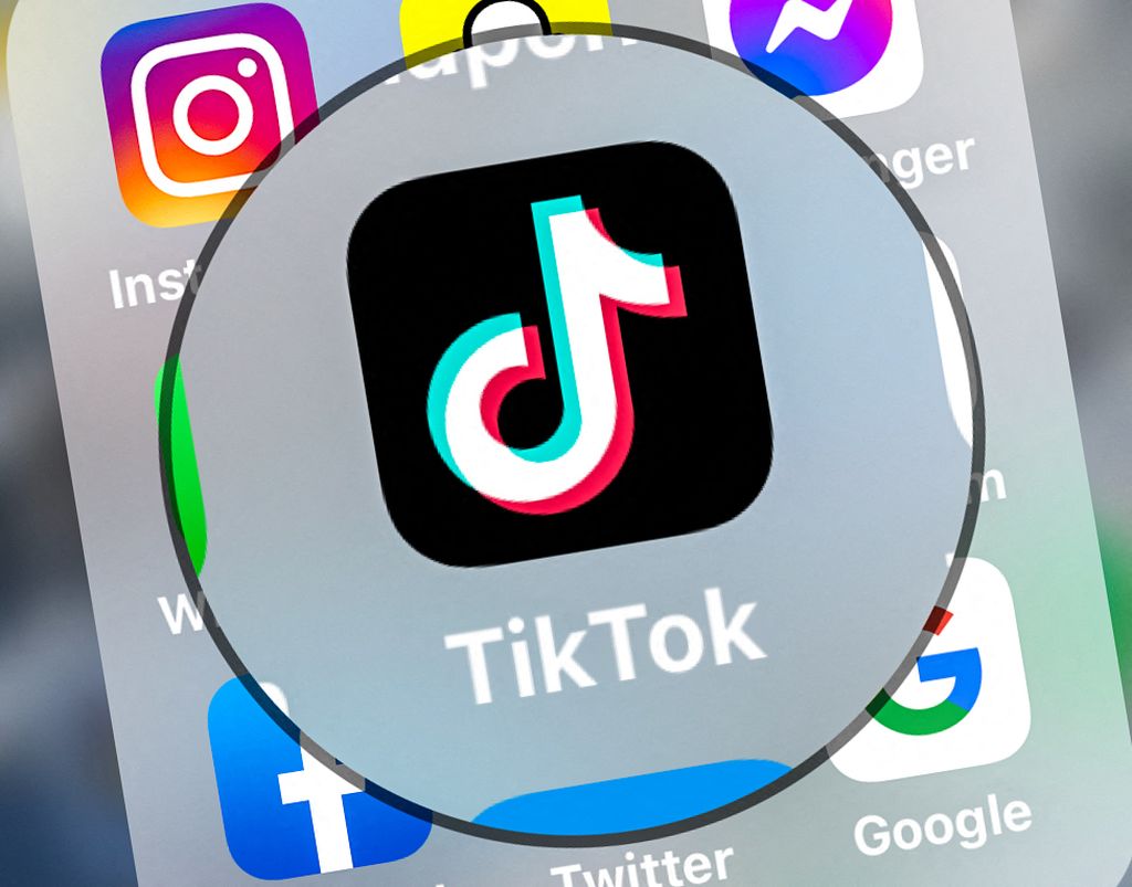 Foto <i>file</i> yang diambil pada 24 Maret 2022 ini menunjukkan logo aplikasi jaringan TikToK yang ditampilkan di tablet di Lille, Perancis utara. 