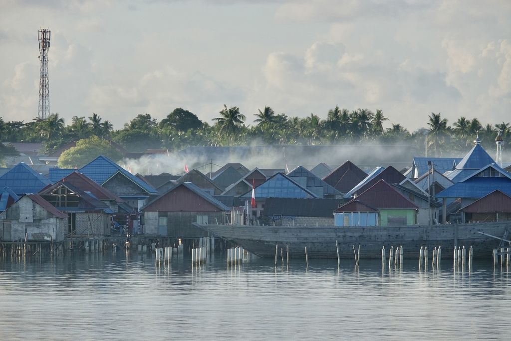 Lanskap Kampung Mola, Wakatobi, Sulawesi Tenggara, Rabu (8/6/2022). Sebanyak 525 sertifikat tanah akan dibagikan pemerintah kepada warga Kampung Mola yang tinggal di pesisir Wakatobi. Sebagian besar mereka tinggal di rumah semipermanen yang dibangun di atas laut.