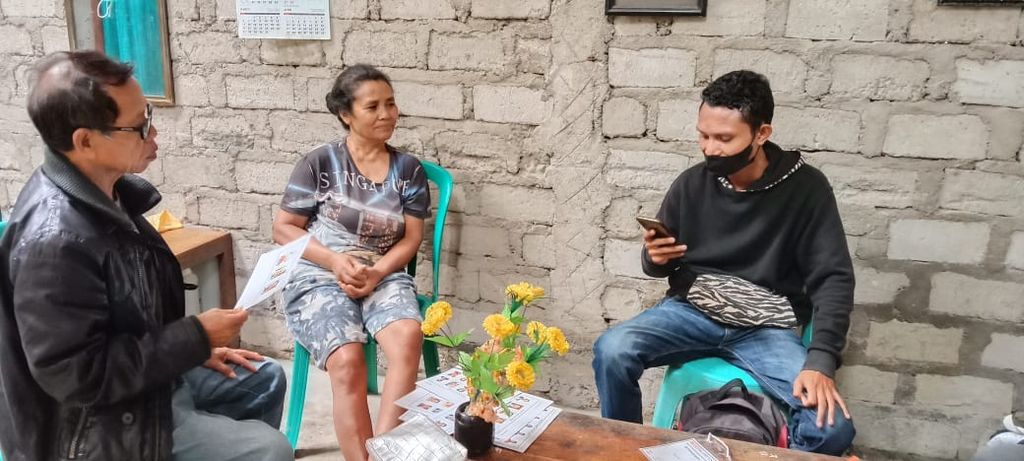 Suasana wawancara tatap muka di Desa Tenda, Ruteng, NTT. Responden adalah seorang ibu rumah tangga. Suaminya membantu menjelaskan pertanyaan survei dalam bahasa yang lebih sederhana.