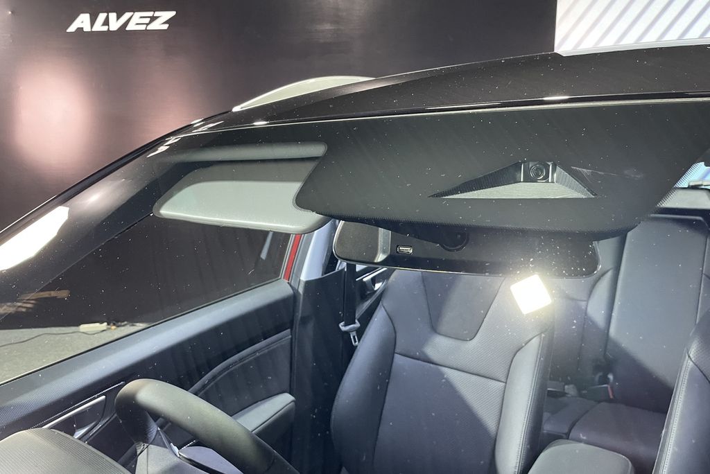 Kamera di atas kaca depan Wuling Alvez berfungsi untuk membaca kondisi di depan mobil dalam cakupan <i>advanced driver assistance system</i> (ADAS), atau sistem asistensi pengemudi.